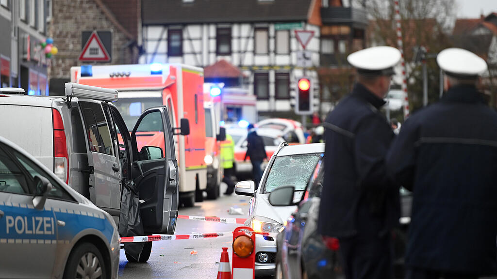 Auto fährt in Karnevalsumzug =(2).jpg
