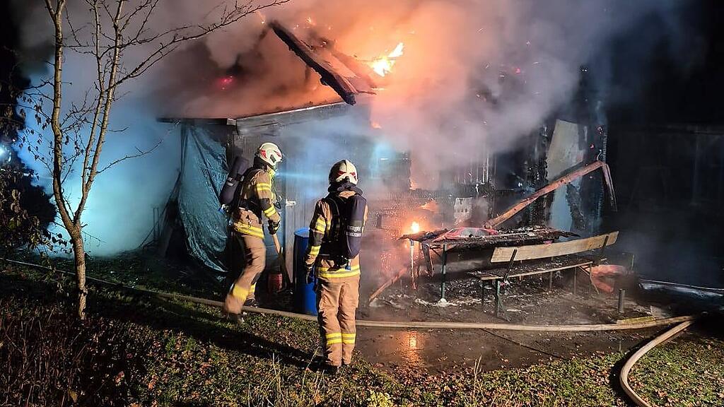 Gartenhütte in Köstendorf in Vollbrand: Eigentümer leicht verletzt