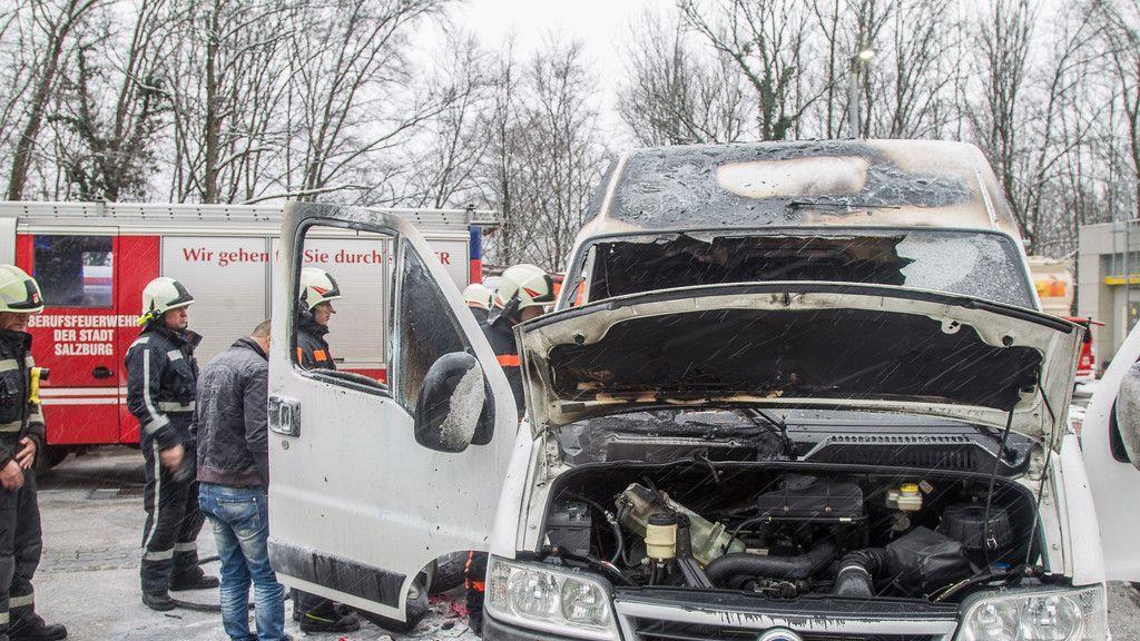 A1: Kleintransporter brennt auf Raststation Söllheim
