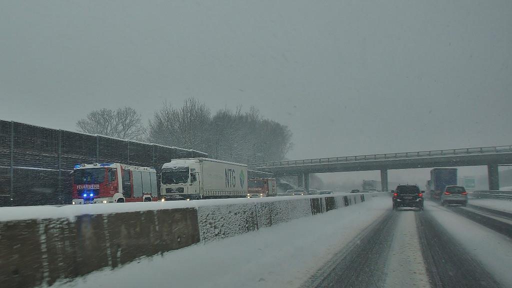 Schnee und Verkehrschaos auf den Straßen