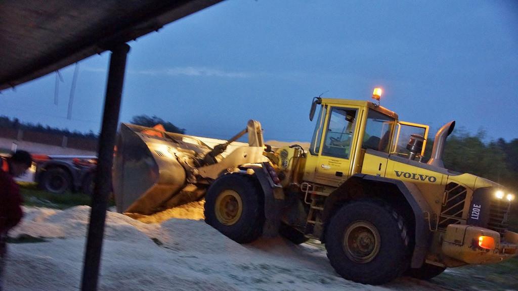 Lkw kippt auf A1 um