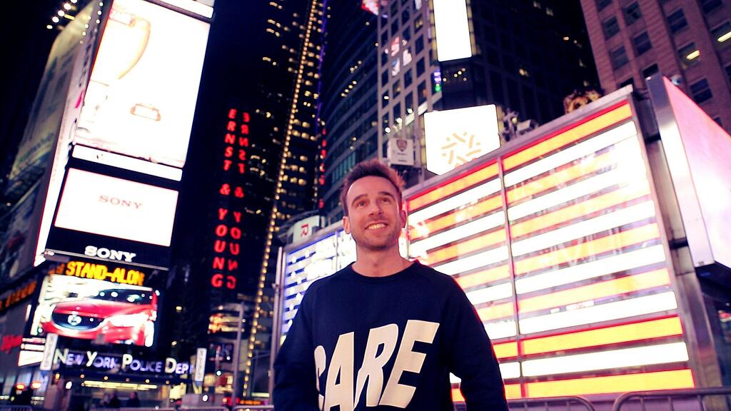 Train D-Lay beim Videodreh am Time Square.