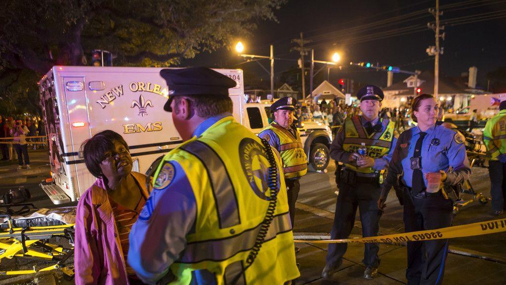 Auto rast in New Orleans in Faschingszug