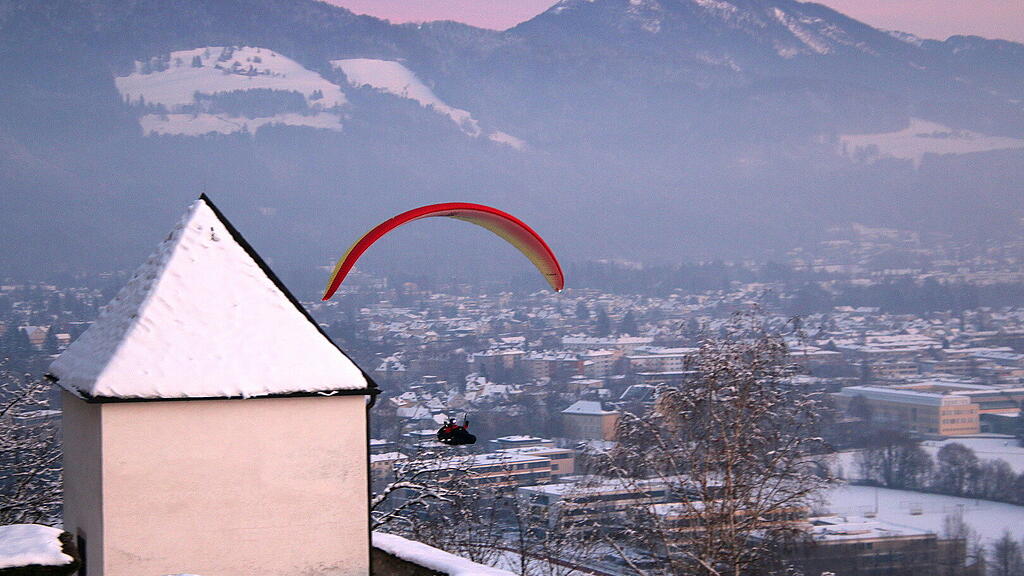 1. Adventlichterlflug der Paragleiter über der Stadt Salzburg