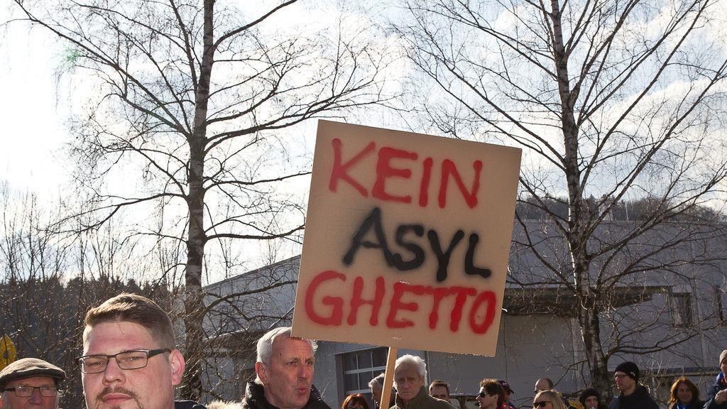 200 Personen demonstrieren gegen Asyl-Großquartier in Straniakstraße