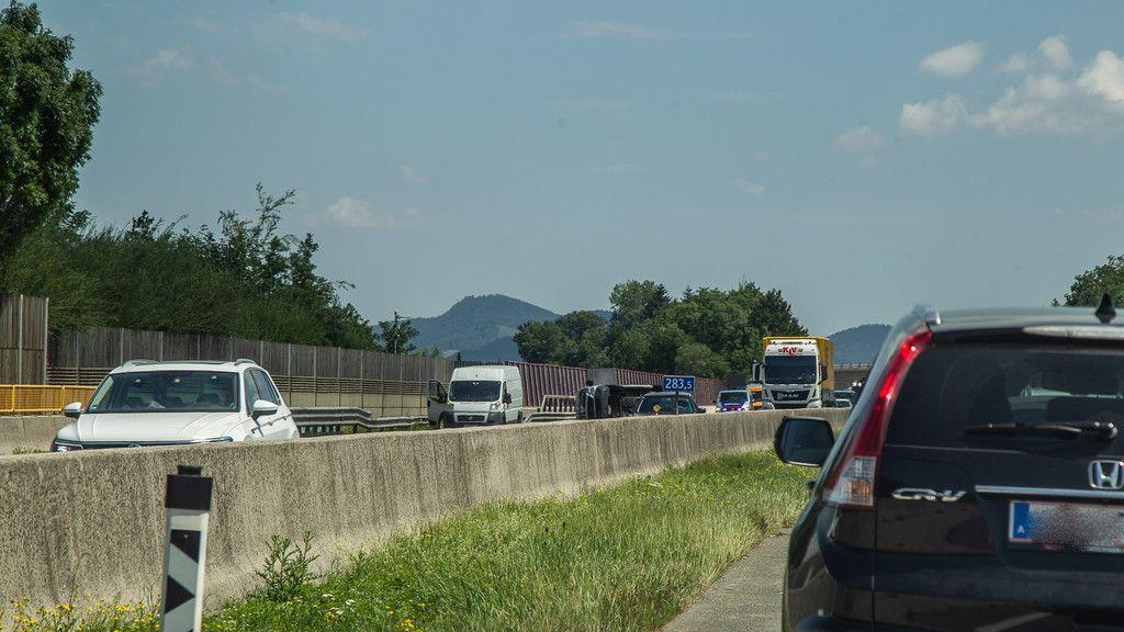 Unfall mit Klein-Lkw auf A1