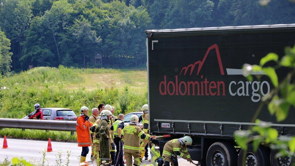 Schwerer Crash auf B156 bei Salzburg-Nord
