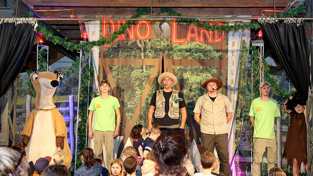 Die Dinosaurier sind los Giganten im Ziegelstadel Hallein