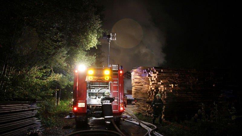 Sägewerk in Vollbrand: Löscharbeiten