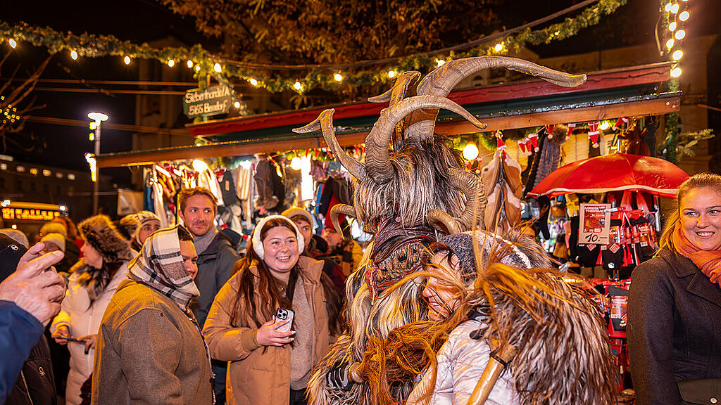 Alt Gnigler Krampusse beim Weihnachtsmarkt am Mirabellplatz