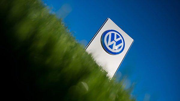 Die Entwicklungschefs von Audi, VW Pkw und Porsche seien von ihren Aufgaben entbunden worden, hieß es.