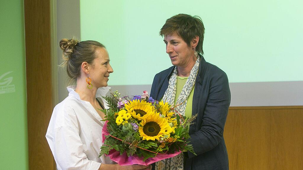 Christine Stege (links im Bild) wird bei der Landesversammlung der Grünen auf Platz 1 der Nationalratswahlliste gewählt.