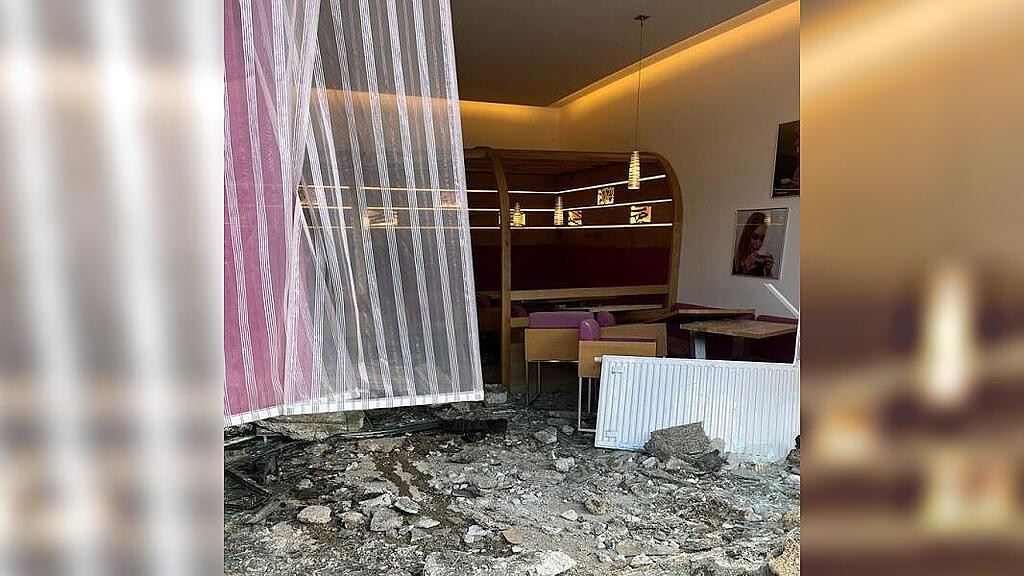 Auto kracht in Lokal in Salzburg-Gnigl