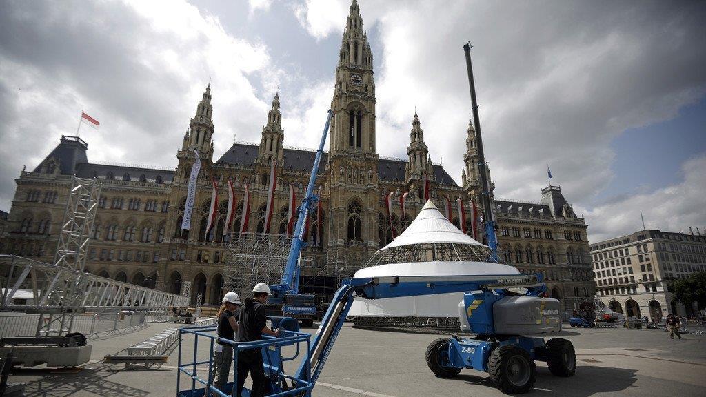 Aufbauarbeiten für den Wiener Life Ball 2013