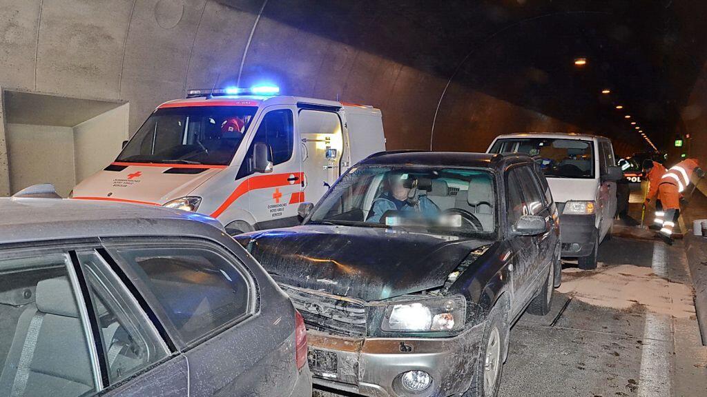 Zehn Autos waren an der Massenkarambolage am Sonntag im Hieflertunnel verwickelt.