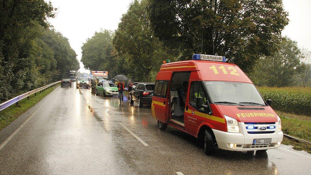 Pkw prallt in Baum