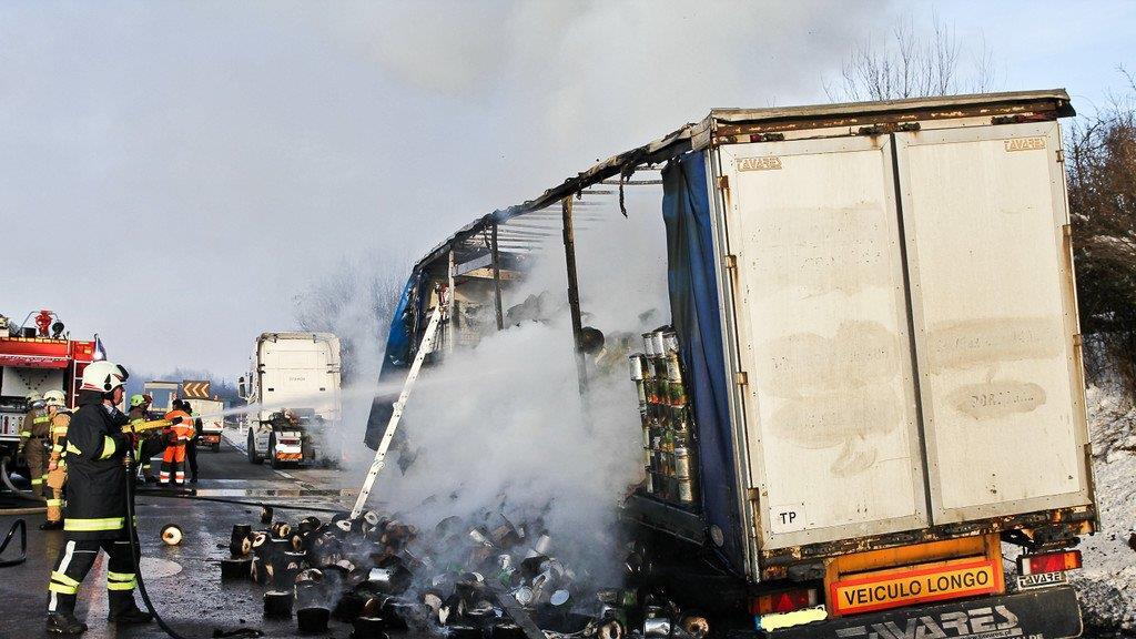 Lkw-Anhänger brennt auf A1 aus