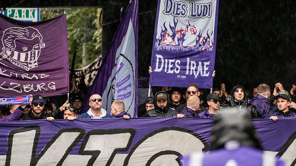 Die Fans von Austria Salzburg beim Fanmarsch vor dem Zweitliga-Spiel gegen den FC Liefering.