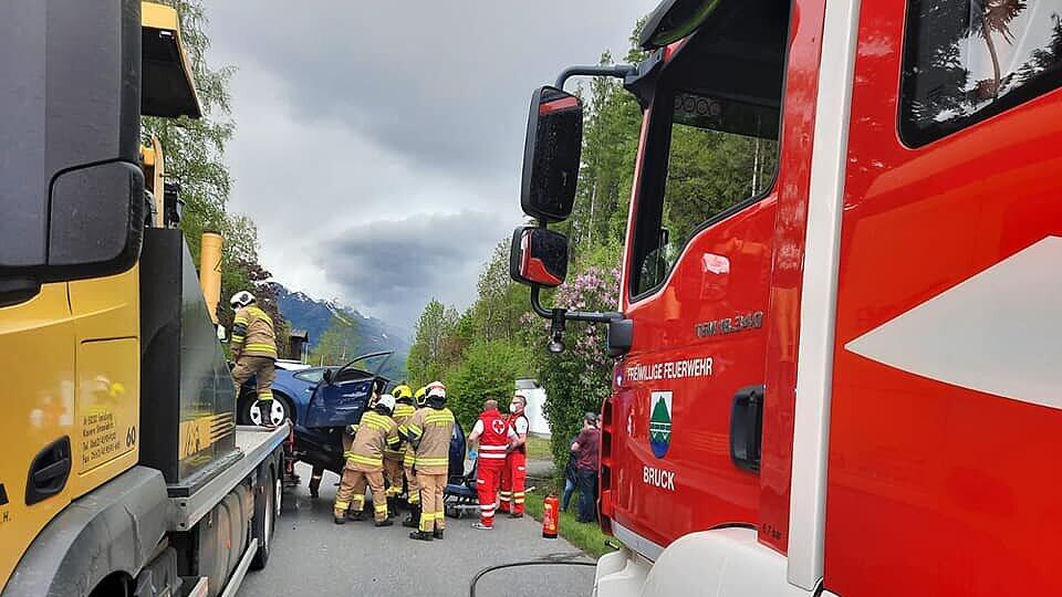 Bruck: Auto contra Fräsmaschine auf Lkw