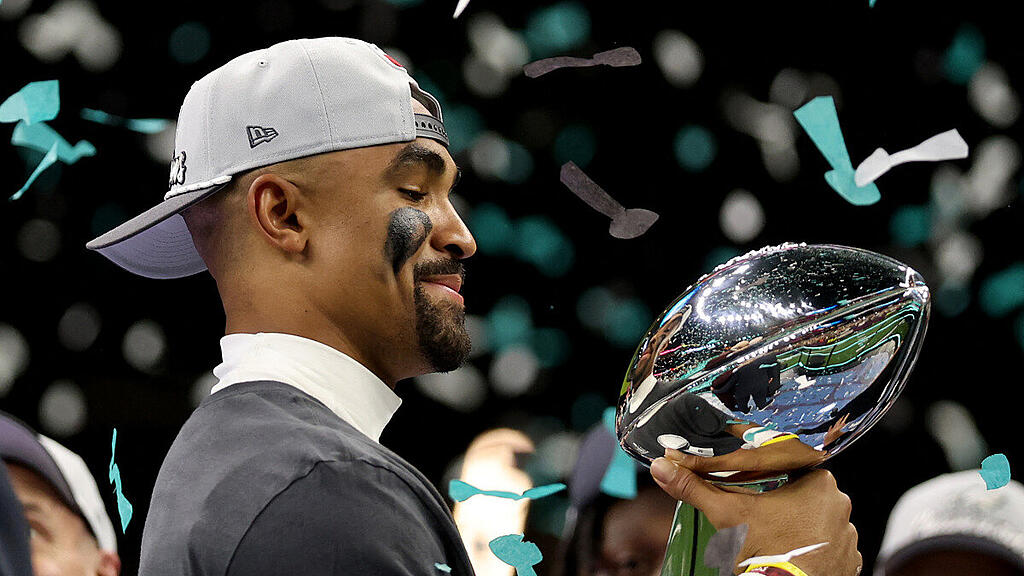 Jalen Hurts mit Siegergesicht und Siegertrophäe