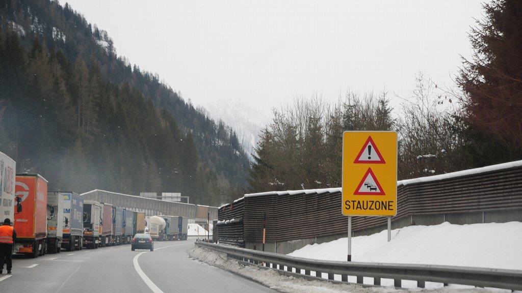 Schneechaos führt zu Stau auf A10