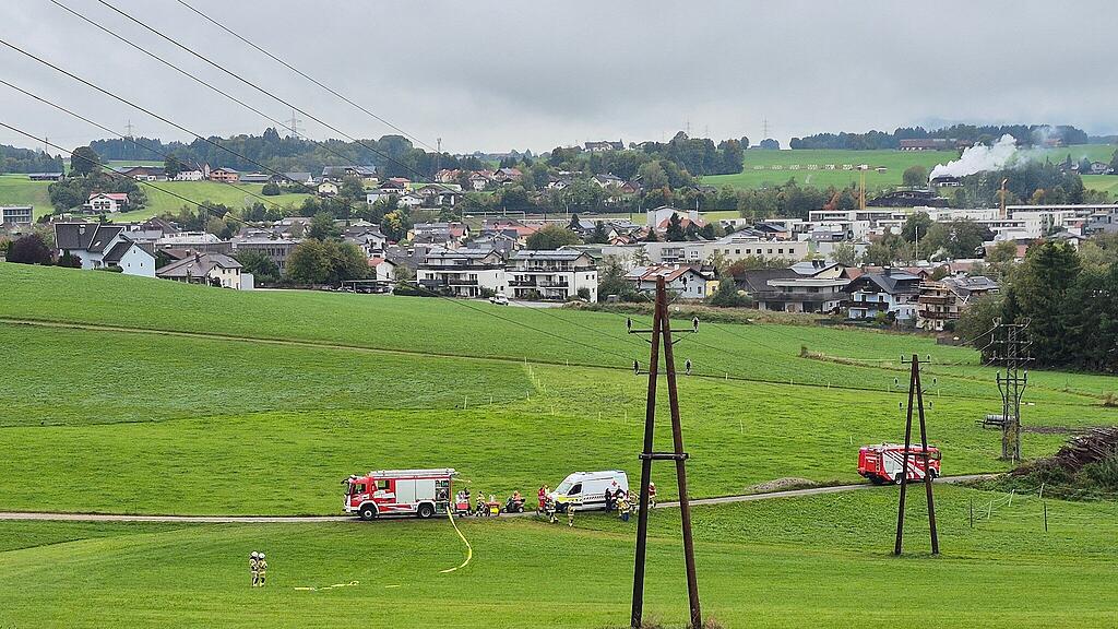 Strommast-Brand in Seekirchen: Gefährlicher Einsatz für Feuerwehr