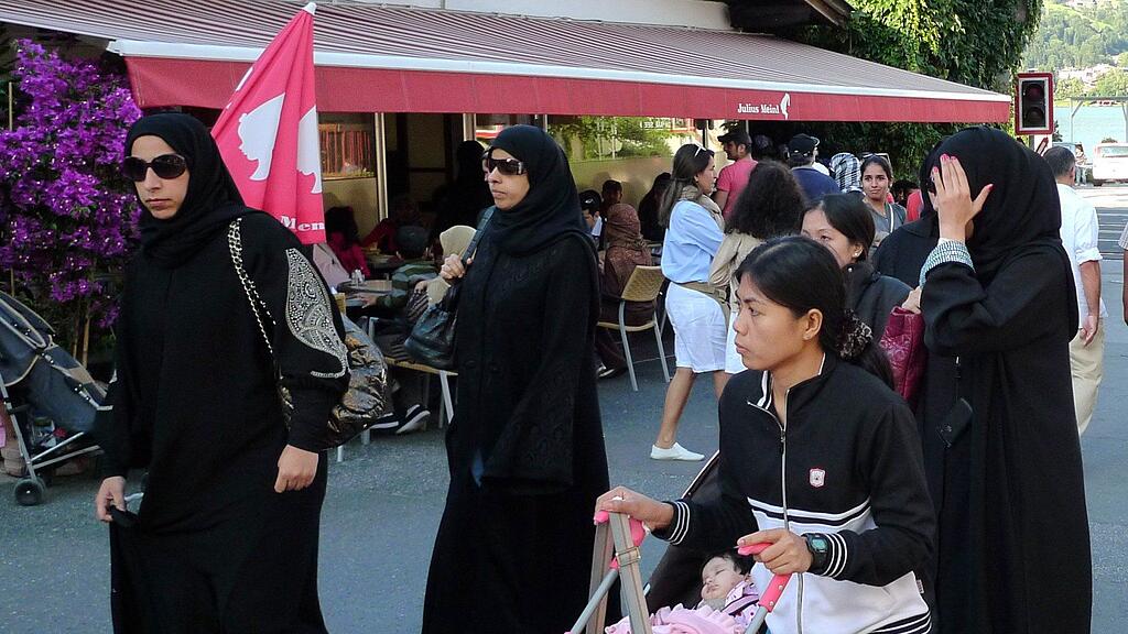 Ein Knigge für das "richtige" Benehmen wird an arabische Gäste in Zell am See ausgeteilt