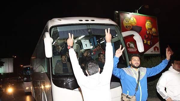 Anhänger empfangen Rebellen-Convoy bei Abfahrt von Flughafen Beirut