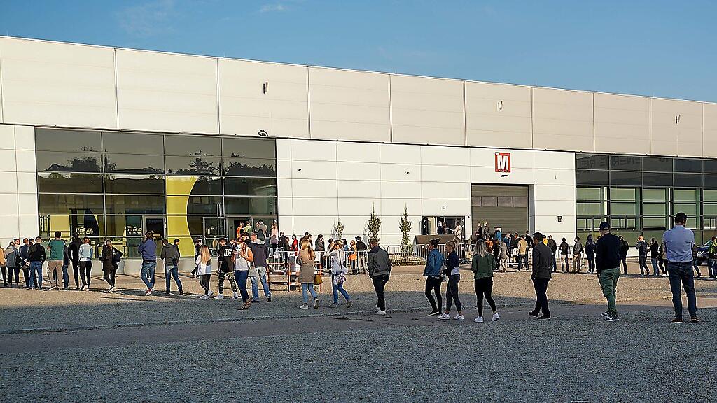 Seit 8.00 Uhr werden die Mitarbeiter in der Messe Ried informiert