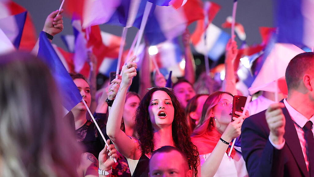 Anhänger des Rassemblement National freuen sich über Wahlsieg