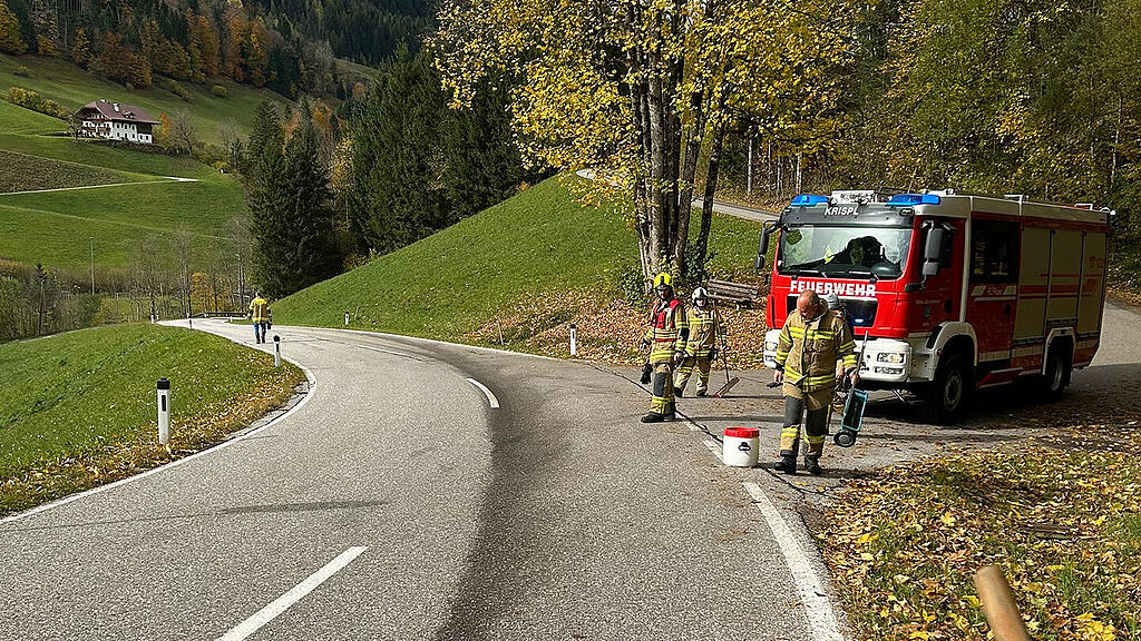Feuerwehr Krispl bekämpft kilometerlange Ölspur