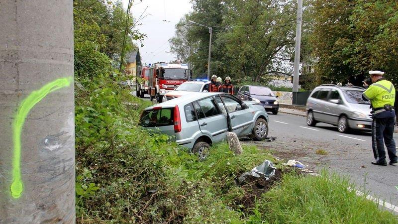 Pkw crasht auf Linzer Bundesstraße