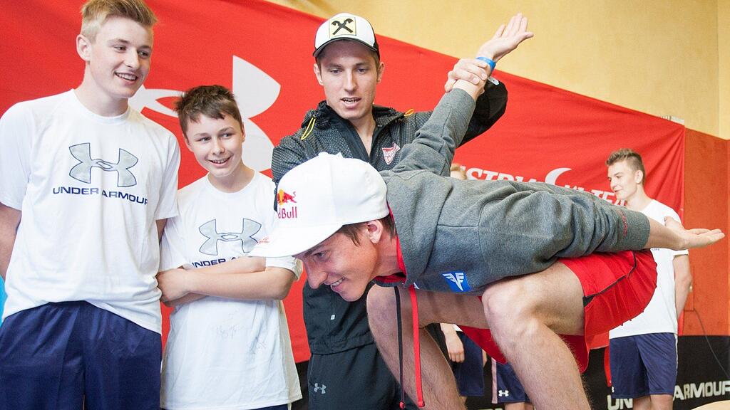Marcel Hirscher und Gregor Schlierenzauer zeigen den Schülern einige Tricks.