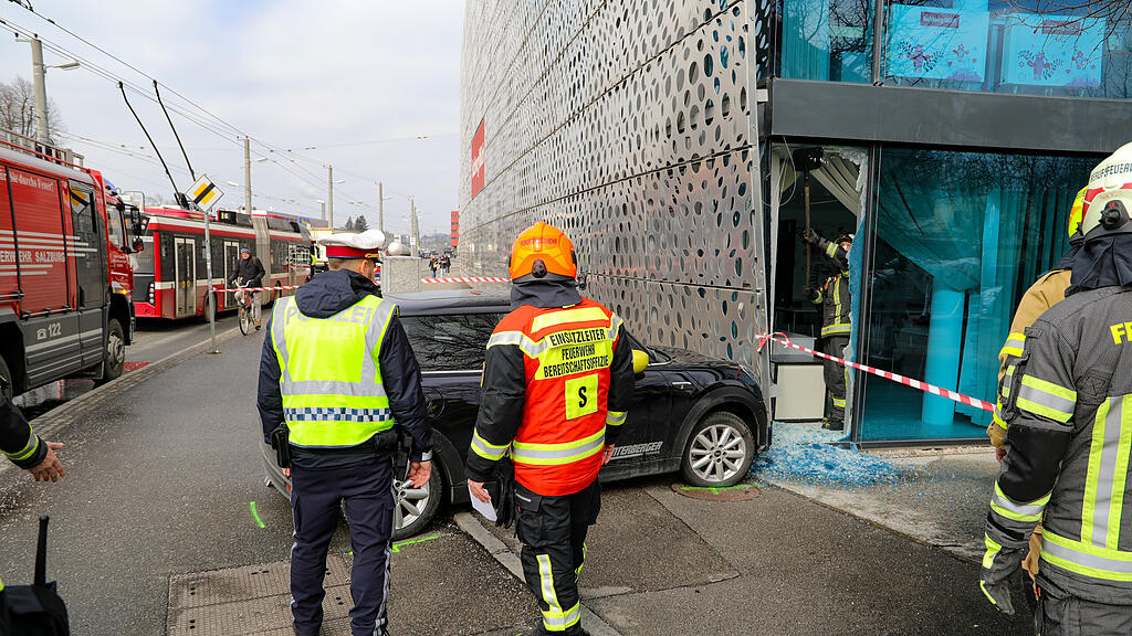 Auto Contra Hausmauer Itzling