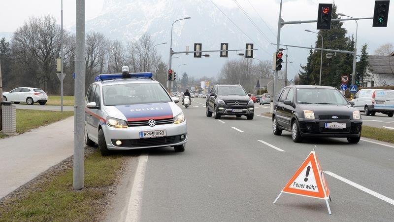 Pkw-Lenker prallt in Laterne