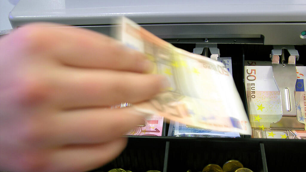 Die Frau soll Waren retour gebucht und das Geld an sich genommen haben. (Symbolbild)