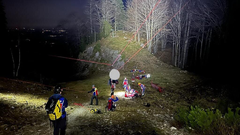 Bergung Gleitschirmpilot in der Nacht.JPG