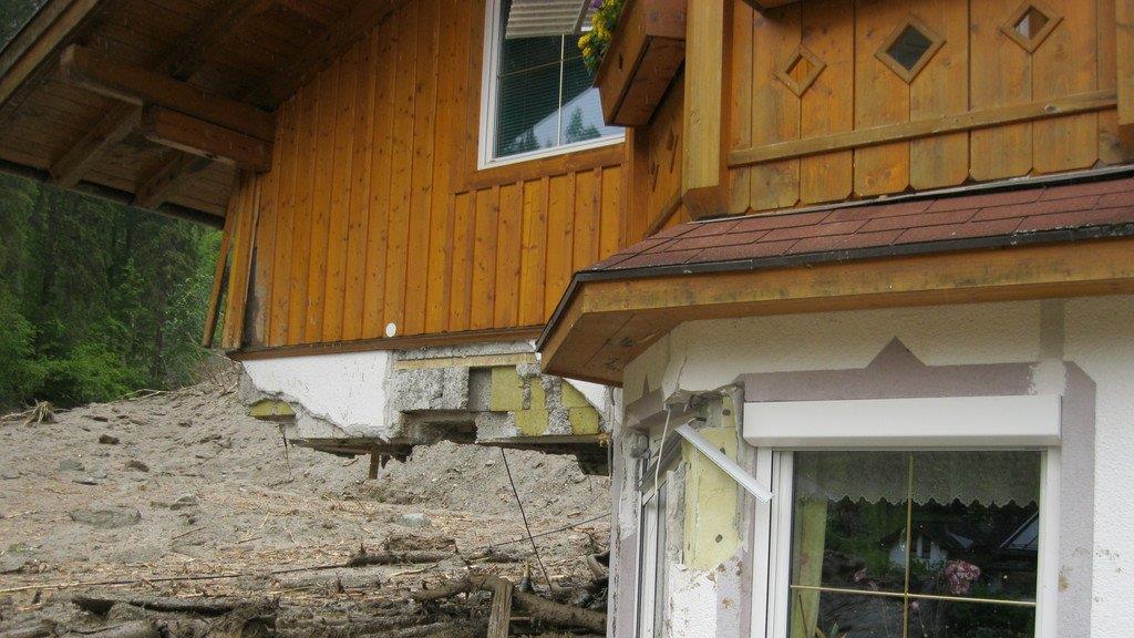 Mure zerstört Haus in Hüttau