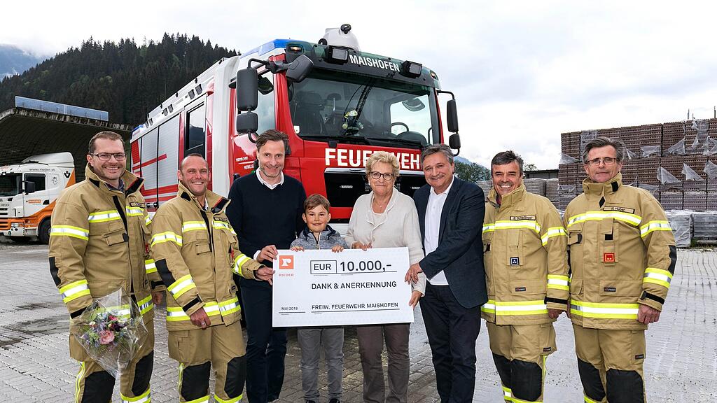 Rieder unterstützt FF Maishofen“ v.l.n.r.: Stefan Breitfuß (FF Maishofen), Michael Auböck (OFK der FF Maishofen), Wolfgang Rieder (Inhaber & Geschäftsführer Rieder Gruppe), Kasper Meinhart, Christl Rieder, Ing. Franz Eder (Bürgermeister Maishofen), Bartl Schipflinger (FF Maishofen), Herbert Huber (OFK-Stv. der FF Maishofen)