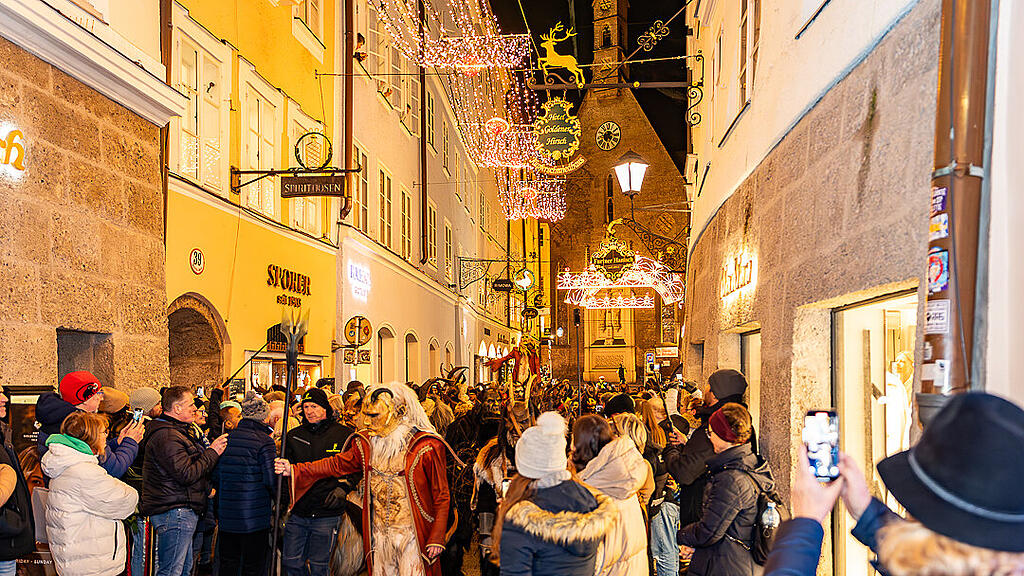 Lauf der Gr\u00f6diger Krampusse in der Altstadt
