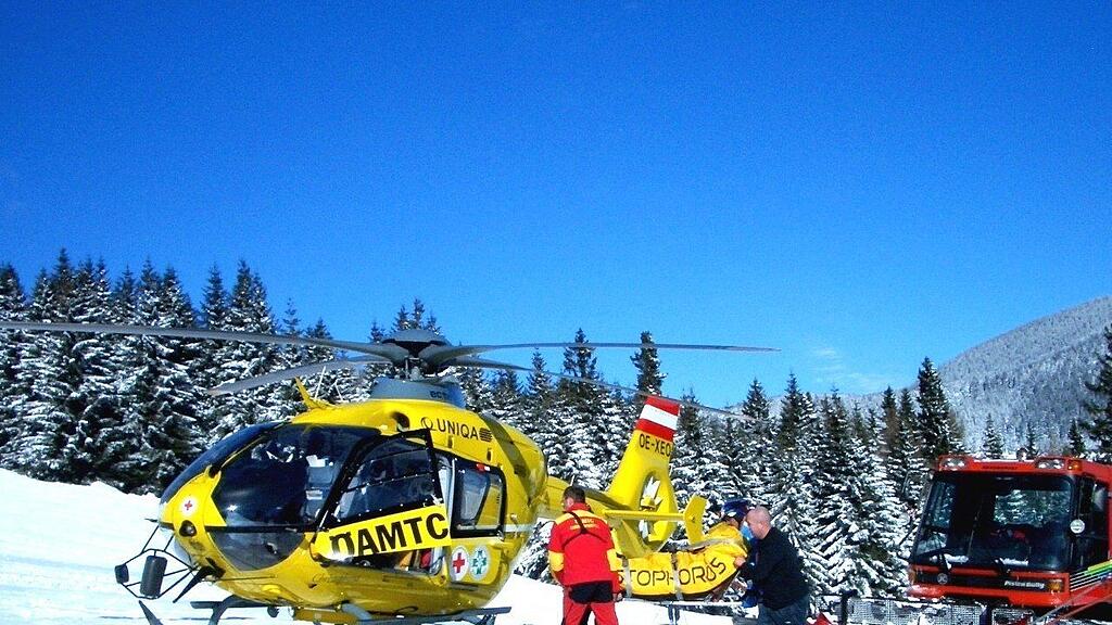 Der verletzte 22-Jährige wurde mit einem Rettungshubschrauber ins Krankenhaus Schwarzach gebracht (Symbolbild).