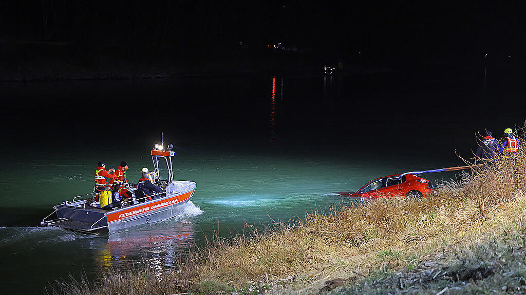 Auto stürzt bei Oberndorf in Salzach: Familie tot