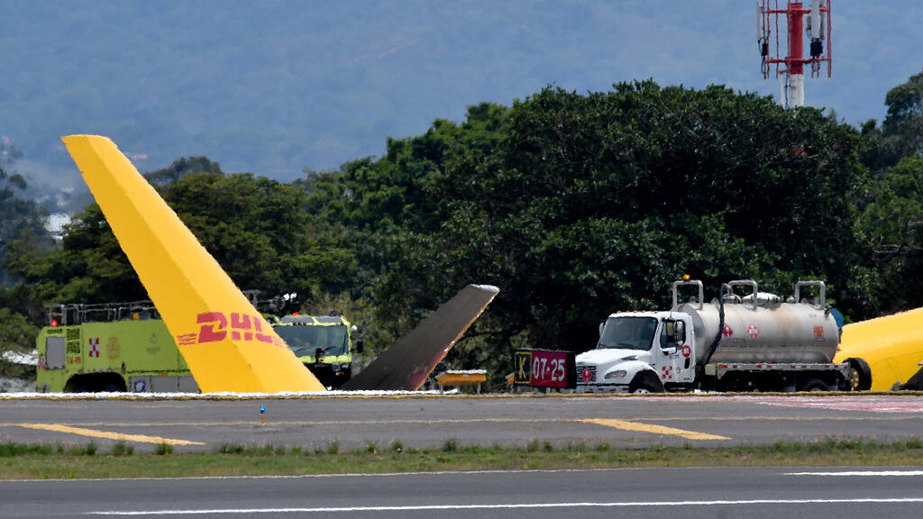 DHL-Flugzeug in Costa Rica zerbrochen