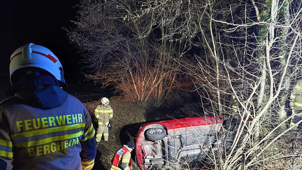 Auto-Überschlag endet in Bachbett: Zwei Verletzte in Bergheim