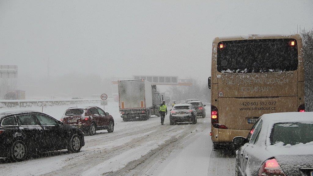 Schnee sorgt für Unfälle und Verkehrschaos: Stau auf der A1