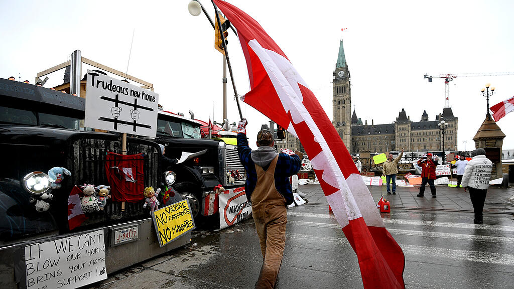 Truck Convoy in Kanada