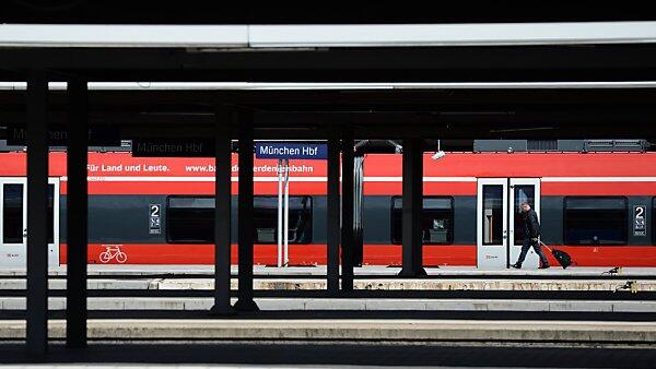 Das Mädchen fuhr mit dem Zug zur Internet-Bekanntschaft