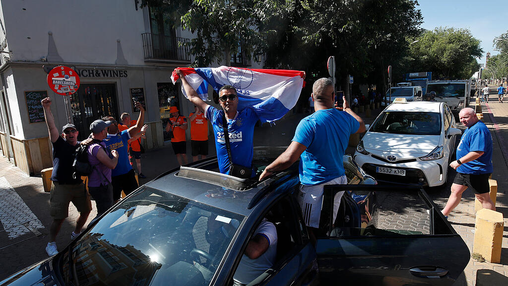 Frankfurt-Fans feiern in Sevilla