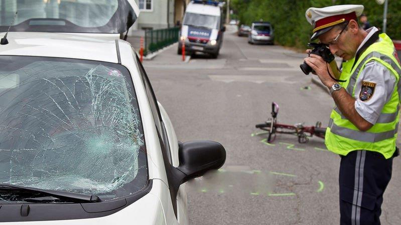 Radfahrerin kollidiert mit Pkw