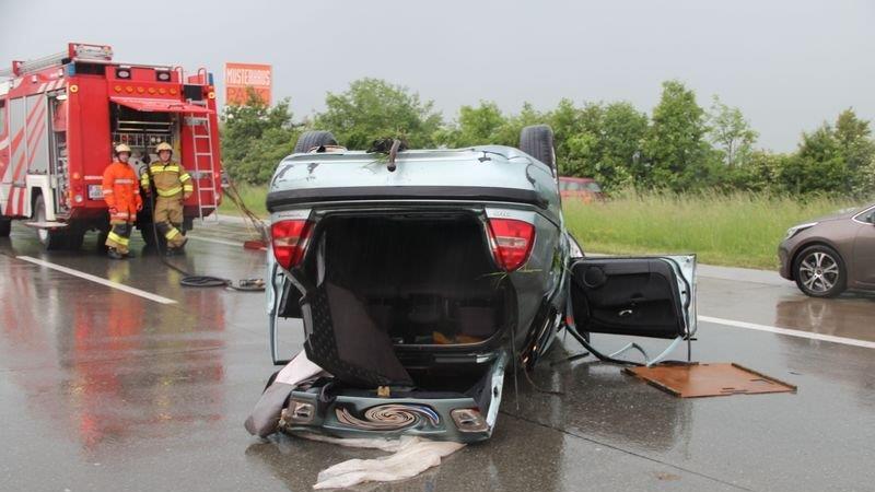 Pkw überschlägt sich auf der A1